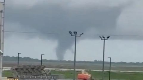 Un tornado toca tierra en Florida antes del huracán