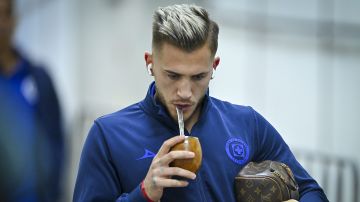 Ciudad de México a 24 de Febrero de 2024. Gonzalo Piovi tomando mate, durante el partido correspondiente a la jornada 8 del torneo Clausura 2024 de la Liga BBVA MX, entre las Águilas del América y la Máquina Celeste del Cruz Azul, realizado en el Estadio Azteca. Foto: Imago7/ /Etzel Espinosa