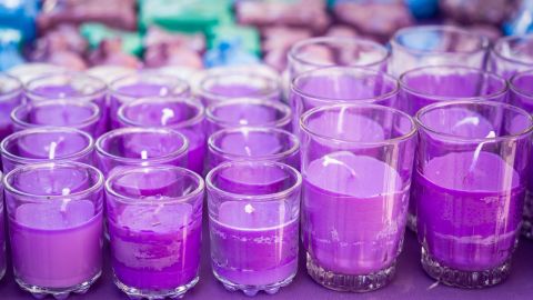 Las velas moradas se asocian con poderes psíquicos.