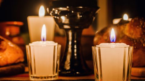 Las velas son uno de los elementos que se colocan en las ofrendas de muertos.