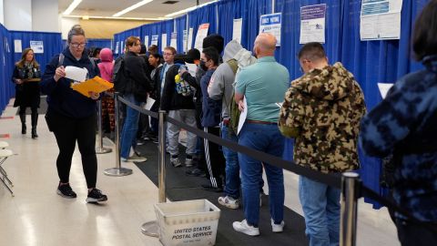 La gente hace fila para votar por anticipado en un centro de votación en Chicago, el 24 de octubre de 2024.