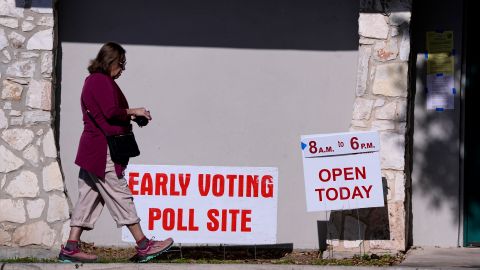 La ley de Texas no permite usar propaganda política en los sitios de votación.