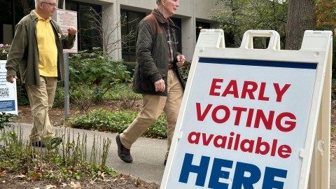 El voto temprano en Georgia está rompiendo un récord de participación desde el primer día.
