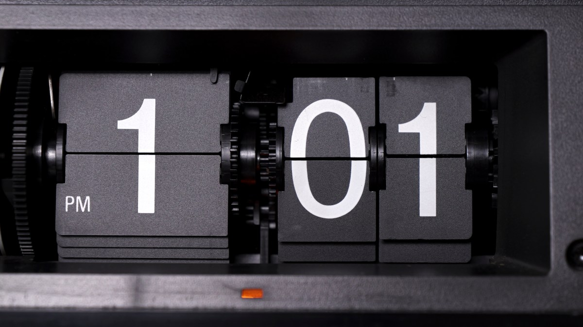 Ver la hora 01:01: este es el significado en la numerología