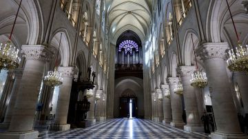 El interior de la catedral de Notre Dame luce en todo su esplendor tras la restauración.