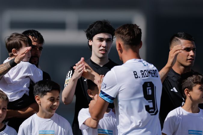 El streamer argentino, Iván Buhajeruk, más conocido como 'Spreen', saluda al jugador de Vélez Sarfield Braian Romero en su debut con el Deportivo Riestra por Liga Argentina.