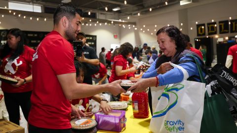 Unas 700 familias de Los Ángeles recibieron pavos y alimentos para la cena de Acción de Gracias de parte de boxeadores y representantes de Golden Boy Promotions a nombre de la Fundación Óscar de la Hoya.