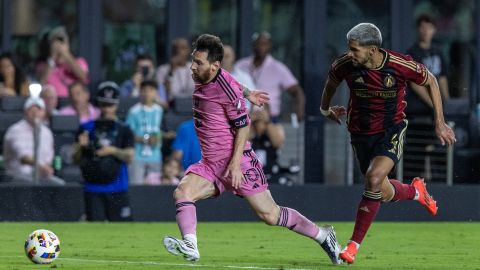 Fort Lauderdale (United States), 10/11/2024.- Inter Miami forward Lionel Messi (L) in action against Atlanta United defender Luis Abram during the Inter Miami CF vs. Atlanta United game of the Audi 2024 MLS Cup Playoffs Round One Best-of-3 Series, at Chase Stadium in Fort Lauderdale, Florida, 09 November 2024. EFE/EPA/CRISTOBAL HERRERA-ULASHKEVICH