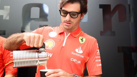 El piloto español Carlos Sainz Jr. se toma un café en el paddock del circuito de Interlagos de Sao Paulo.