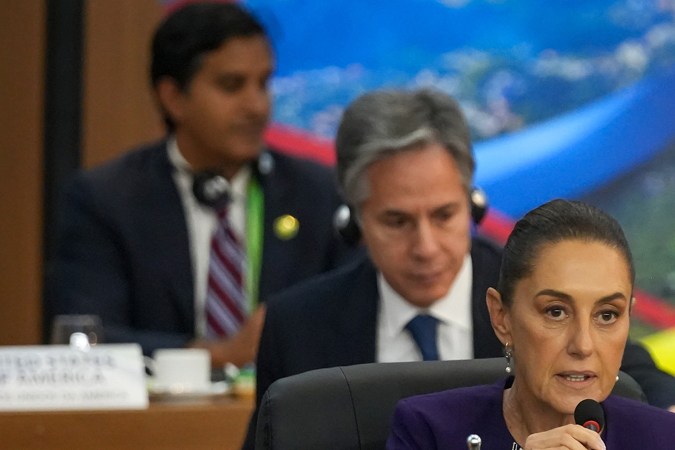 Biden y Sheinbaum se reúnen por primera vez y hablan de seguridad e inmigración en el marco del G20