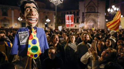 "Nosotros estamos manchados de barro, ustedes de sangre": la masiva manifestación por la respuesta de las autoridades al desastre de la DANA en Valencia