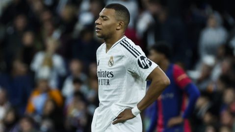 MADRID, 26/10/2024.- El delantero del Real Madrid Kylian Mbappé tras el partido de la jornada 11 de LaLiga EA Sports entre el Real Madrid y el FC Barcelona, este sábado en el estadio Santiago Bernabéu, en Madrid. EFE/Kiko Huesca