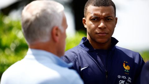 El seleccionador francés, Didier Deschamps, junto a Kylian Mbappé en una imagen de archivo de junio de 2024 durante una concentración del combinado galo.