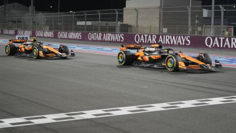 El momento en el que los dos pilotos de la escudería McLaren cruzan la meta en la carrera Sprint de Qatar este sábado en Lusail.