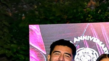 Directivos de Bienestar y representantes políticos parten el pastel por el 35 aniversario.