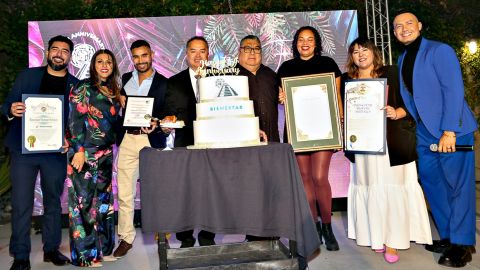 Directivos de Bienestar y representantes políticos parten el pastel por el 35 aniversario.