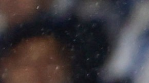 El delantero del FC Barcelona, Raphinha, juega un balón ante el venezolano Jon Aramburu defensor de la Real Sociedad.