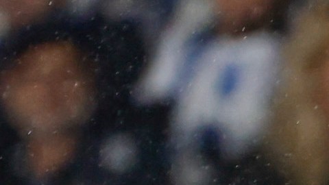 El delantero del FC Barcelona, Raphinha, juega un balón ante el venezolano Jon Aramburu defensor de la Real Sociedad.