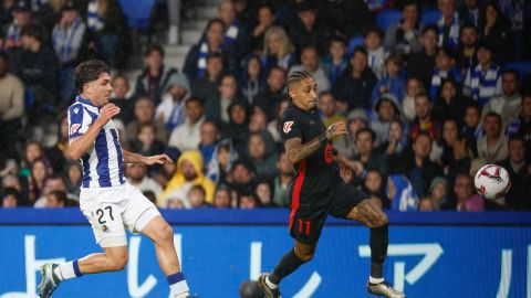 El delantero del FC Barcelona, Raphinha, juega un balón ante el venezolano Jon Aramburu defensor de la Real Sociedad.