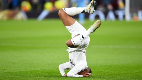 Liverpool (United Kingdom), 27/11/2024.- Kylian Mbappe of Real Madrid falls to the pitch during the UEFA Champions League match between Liverpool and Real Madrid in Liverpool, Britain, 27 November 2024. (Liga de Campeones, Reino Unido) EFE/EPA/PETER POWELL