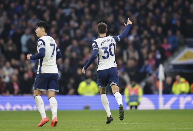El uruguayo Rodrigo Bentancur y el coreano Heung-min Son durante un encuentro del Tottenham esta temporada de la Premier League.