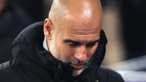 Guardiola rasguñó su rostro con sus uñas.