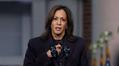 "El resultado de esta elección no fue por lo que luchamos", dijo Kamala Harris a sus adeptos tras su derrota.