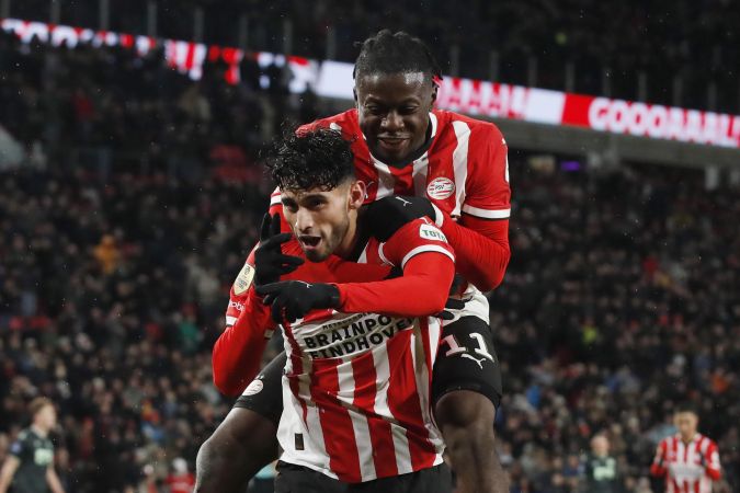 Ricardo Pepi celebrando una de sus tres anotaciones este sábado en la goleada conseguida por el PSV Eindhoven sobre el Groningen por el campeonato neerlandés.