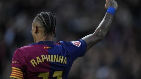 BARCELONA, 03/11/2024.- El extremo del Barcelona Raphael Dias Belloli 'Raphinha' celebra después de marcar el 2-0 durante el partido de LaLiga que enfrenta al FC Barcelona contra el Espanyol este domingo en el Camp Nou en Barcelona. EFE/ Enric Fontcuberta