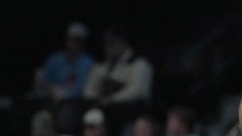 AME4978. MEMPHIS (ESTADOS UNIDOS), 06/11/2024.- El alero Lebron James (i) y su hijo el base Bronny James Jr, reaccionan este miércoles, previo al partido entre Memphis Grizzlies y Los Angeles Lakers, en el FedEx Forum en Memphis, Tennesse (Estados Unidos).EFE/ Karen Pulfer Focht