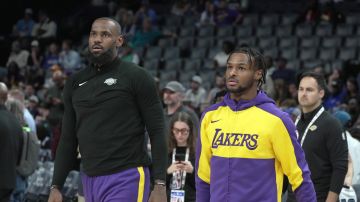 AME4978. MEMPHIS (ESTADOS UNIDOS), 06/11/2024.- El alero Lebron James (i) y su hijo el base Bronny James Jr, reaccionan este miércoles, previo al partido entre Memphis Grizzlies y Los Angeles Lakers, en el FedEx Forum en Memphis, Tennesse (Estados Unidos).EFE/ Karen Pulfer Focht