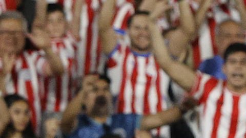 AMDEP9893. ASUNCIÓN (PARAGUAY), 14/11/2024.- Antonio Sanabria (i) de Paraguay celebra un gol este jueves, durante un partido de las eliminatorias sudamericanas al Mundial de Fútbol 2026, entre Paraguay y Argentina en el estadio Defensores del Chaco, en Asunción (Paraguay). EFE/ Juan Pablo Pino
