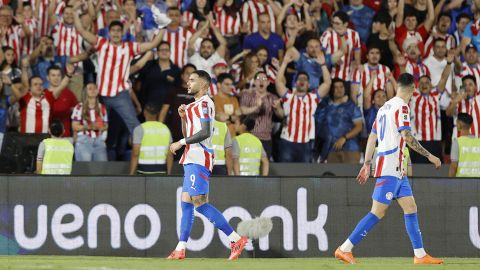 AMDEP9893. ASUNCIÓN (PARAGUAY), 14/11/2024.- Antonio Sanabria (i) de Paraguay celebra un gol este jueves, durante un partido de las eliminatorias sudamericanas al Mundial de Fútbol 2026, entre Paraguay y Argentina en el estadio Defensores del Chaco, en Asunción (Paraguay). EFE/ Juan Pablo Pino