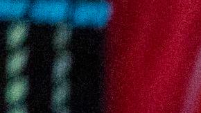 El mexicano Sergio "Checo" Pérez conversando con su equipo en el garaje de Red Bull en el circuito Las Vegas Strip.