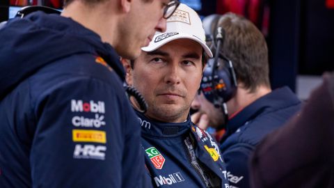 El mexicano Sergio "Checo" Pérez conversando con su equipo en el garaje de Red Bull en el circuito Las Vegas Strip.