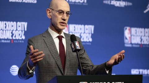 MEX4293. CIUDAD DE MÉXICO (MÉXICO), 02/11/2024.-MEX4293. CIUDAD DE MÉXICO (MÉXICO), 02/11/2024. El comisionado de la NBA, Adam Silver, habla durante una rueda de prensa este sábado, previo al partido de temporada regular entre los Washington Wizards y el Miami Heat en la Arena Ciudad de México (México). Silver explicó que lo más probable es que cuando suceda la esperada expansión de la liga, lo haga de 30 a 32 equipos, 16 quintentas por conferencia. EFE/ José Méndez