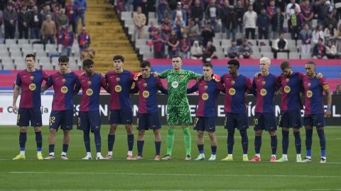 BARCELONA, 03/11/2024.- Los jugadores del FC Barcelona guardan un minuto de silencio por las víctimas de la DANA antes del partido de LaLiga que enfrenta al FC Barcelona contra el Espanyol este domingo en el Camp Nou en Barcelona. EFE/ Enric Fontcuberta