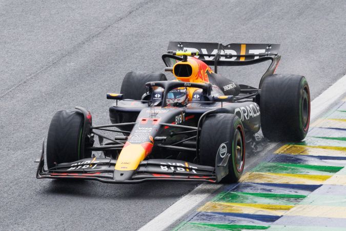 El mexicano Sergio Pérez de Red Bull compite en el Gran Premio de Brasil de la Fórmula 1 este domingo en el circuito de Interlagos en Sao Paulo.
