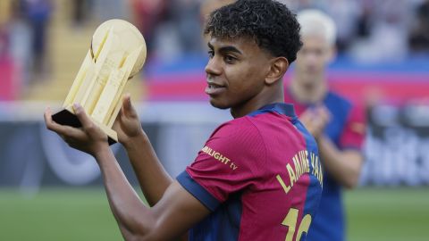 BARCELONA, 03/11/2024.- El extremo del FC Barcelona Lamine Yamal posa con el Trofeo Kopa, que designa al mejor futbolista del mundo menor de 21 años y que recibió en la gala del Balón de Oro 2024, antes del partido de LaLiga que enfrenta al FC Barcelona contra el Espanyol este domingo en el Camp Nou en Barcelona. EFE/ Andreu Dalmau