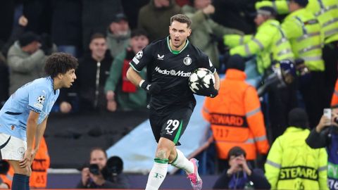 Manchester (United Kingdom), 26/11/2024.- Santiago Gimenez of Feyenoord celebrates as he scores his teams second goal during the UEFA Champions League match between Manchester City and Feyenoord in Manchester, Britain, 26 November 2024. (Liga de Campeones, Reino Unido) EFE/EPA/ADAM VAUGHAN