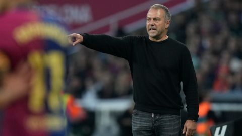 El alemán Hansi Flick dando instrucciones al borde del campo en el encuentro entre el FC Barcelona y el Espanyol este domingo por LaLiga.