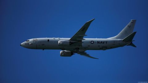 China despliega fuerzas por paso de avión estadounidense