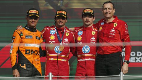 . CIUDAD DE MÉXICO (MÉXICO), 27/10/2024.- De izquierda a derecha los pilotos, el británico Lando Norris de McLaren, el español Carlos Sainz de Ferrari y el monegasco Charles Leclerc de Ferrari, posan al finalizar este domingo el Gran Premio de Fórmula 1 en el autódromo Hermanos Rodriguez de la Ciudad de México (México). EFE/Isaac Esquivel