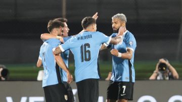 Los jugadores de la Selección de Uruguay celebran la anotación de Rodrigo Aguirre durante el encuentro ante Colombia en Montevideo.