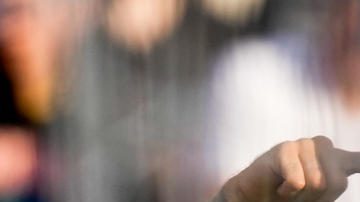 BARCELONA, 30/11/2024.- El delantero de Las Palmas, Sandro (i) celebra su tanto ante el FC Barcelona durante su partido de LaLiga en el Estadio Olímpico Lluís Companys en Barcelona este sábado. EFE/Enric Fontcuberta