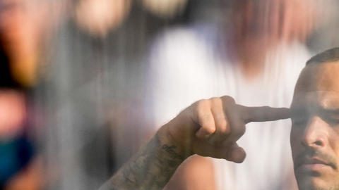 BARCELONA, 30/11/2024.- El delantero de Las Palmas, Sandro (i) celebra su tanto ante el FC Barcelona durante su partido de LaLiga en el Estadio Olímpico Lluís Companys en Barcelona este sábado. EFE/Enric Fontcuberta