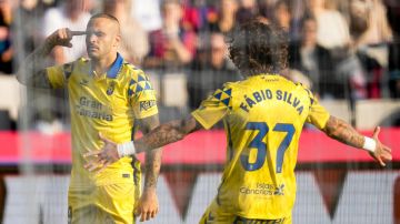 BARCELONA, 30/11/2024.- El delantero de Las Palmas, Sandro (i) celebra su tanto ante el FC Barcelona durante su partido de LaLiga en el Estadio Olímpico Lluís Companys en Barcelona este sábado. EFE/Enric Fontcuberta