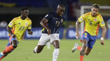 AMDEP173. BARRANQUILLA (COLOMBIA), 19/11/2024.- Richard Ríos Montoya (d) de Colombia disputa un balón con Enner Valencia (c) de Ecuador este martes, en un partido de las eliminatorias sudamericanas para el Mundial de 2026 entre Colombia y Ecuador en el estadio Metropolitano de Barranquilla (Colombia) . EFE/ Ricardo Maldonado Rozo