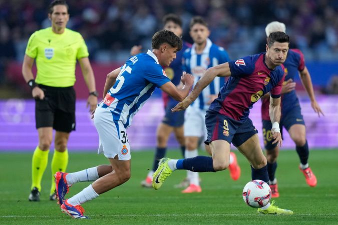 El polaco Robert Lewandowski, aunque no marcó este domingo, se mantiene al frente de los máximos goleadores de esta temporada en España con 14 anotaciones, el doble que el brasileño Raphinha.