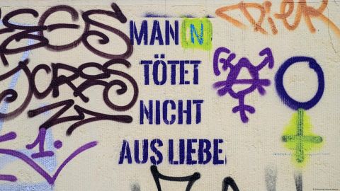 "No se mata por amor", dice este cartel en Berlín.